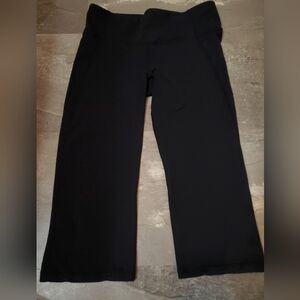 Lululemon cropped pants. Black. Ruched detail. Open at lower back. 18". Size 10.
